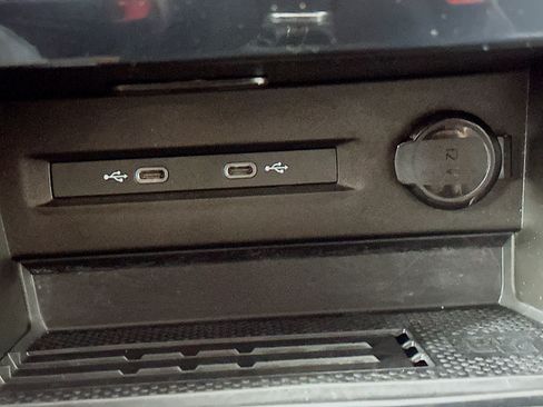 Used 2025 Volkswagen Taos SE image 26