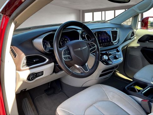 Used 2017 Chrysler Pacifica Touring-L image 17