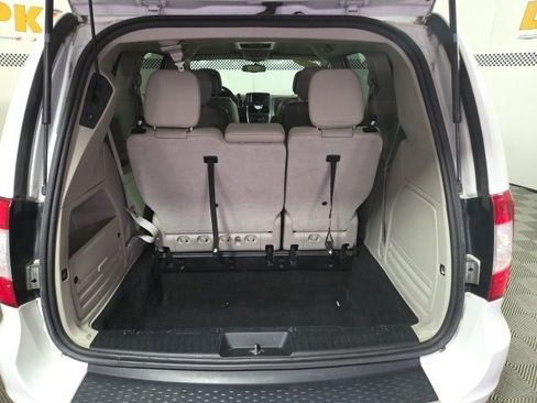 Used 2015 Chrysler Town & Country Touring image 12