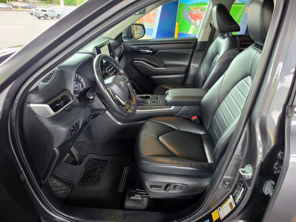 Used 2023 Toyota Highlander XLE AWD/4WD image 23