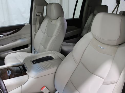 Used 2017 Cadillac Escalade ESV Luxury AWD/4WD image 4