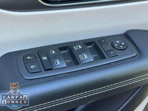 Used 2023 Chrysler Pacifica Touring-L FWD image 16