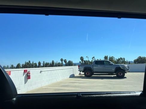 Used 2018 Toyota Sienna SE image 40