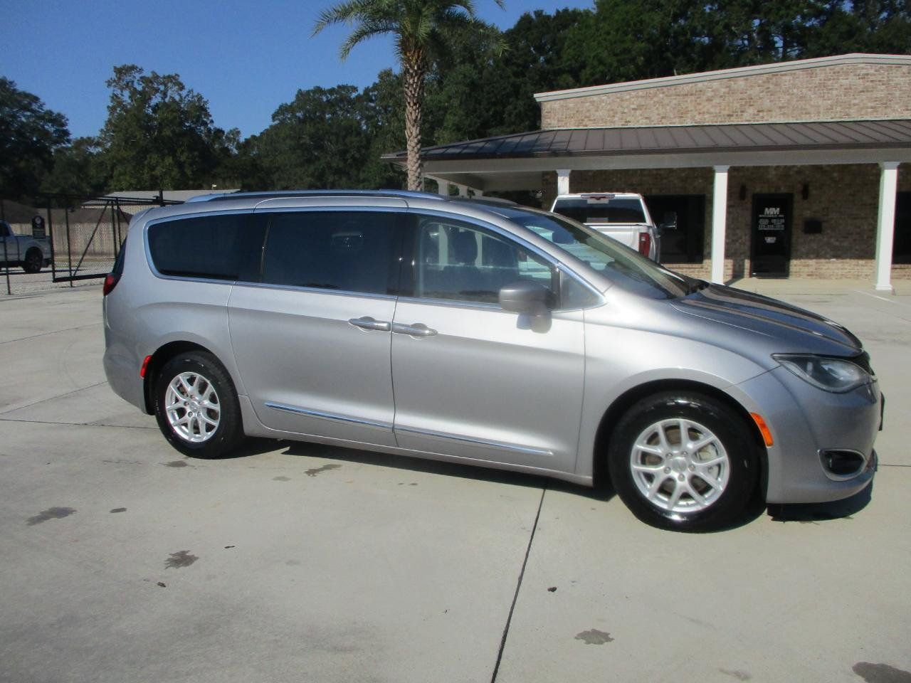 Used 2020 Chrysler Pacifica Touring-L FWD image 1