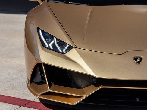 Used 2020 Lamborghini Huracan EVO image 23