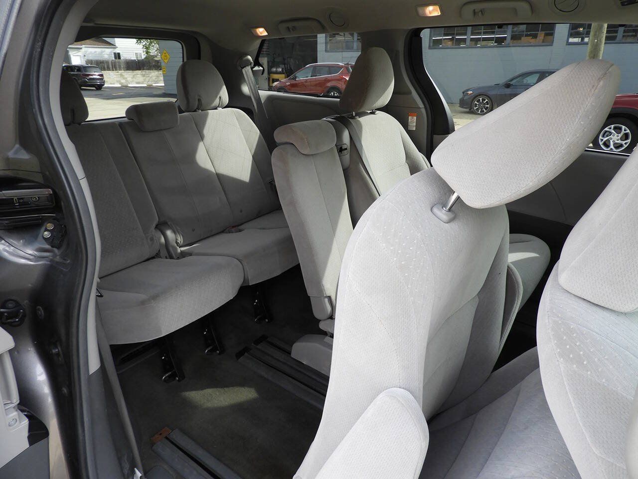 Used 2017 Toyota Sienna LE FWD image 25