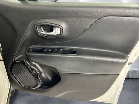 Used 2017 Jeep Renegade Altitude image 15