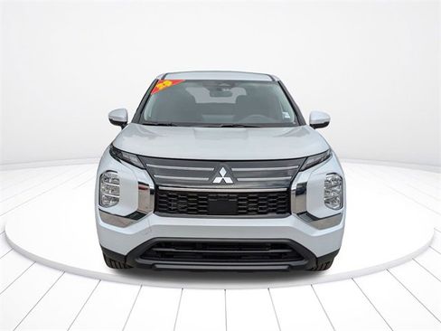 New 2025 Mitsubishi Outlander ES image 9