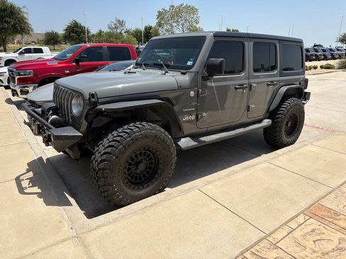 Used 2018 Jeep Wrangler Unlimited Sahara AWD/4WD image 15