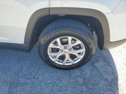 Used 2022 Jeep Grand Cherokee Limited w/ Luxury Tech Group II image 19