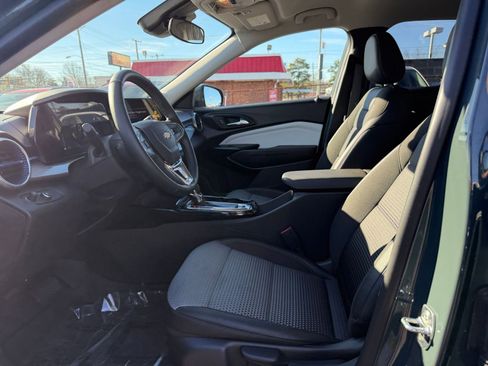 Used 2025 Chevrolet Trax LT w/ LT Convenience Package image 24