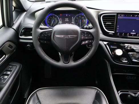 Used 2024 Chrysler Pacifica Limited w/ Uconnect Theater Family Group image 11