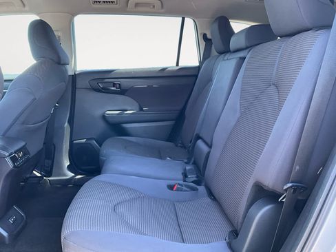 Used 2024 Toyota Highlander LE AWD/4WD image 19