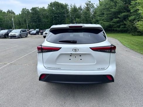 Used 2023 Toyota Highlander LE AWD/4WD image 4