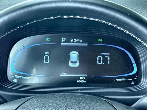 Used 2025 Hyundai Venue SEL FWD image 16