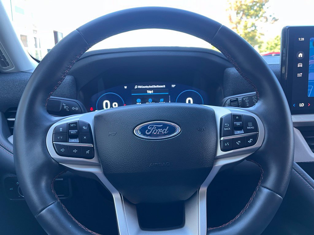 Used 2025 Ford Explorer Active AWD/4WD image 25