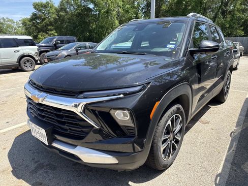 Used 2025 Chevrolet TrailBlazer LT FWD image 2