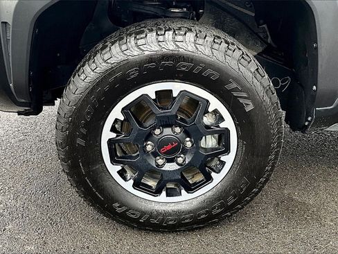 Used 2025 Toyota Tacoma TRD Off-Road image 9