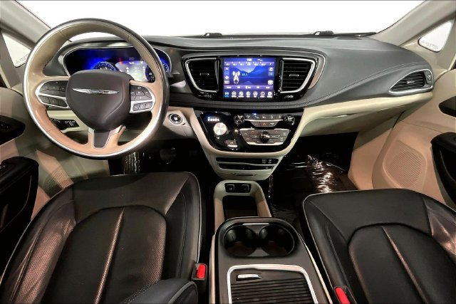 Used 2019 Chrysler Pacifica Limited w/ Tire & Wheel Group FWD image 17