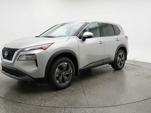 Used 2025 Nissan Rogue SV image 3