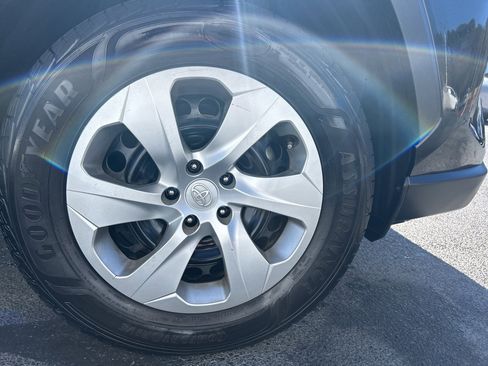 Used 2021 Toyota RAV4 LE image 10