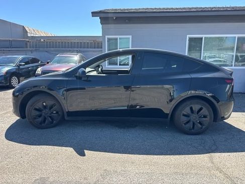 Used 2025 Tesla Model Y Long Range RWD image 8