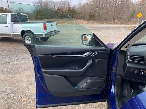 Used 2017 Maserati Levante image 25