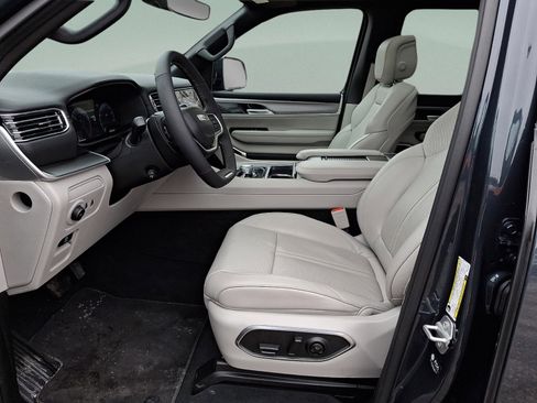 Used 2025 Jeep Wagoneer 4WD w/ Premium Group I image 12