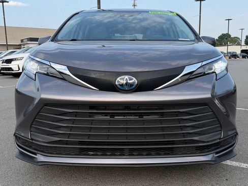 Used 2022 Toyota Sienna LE FWD image 2