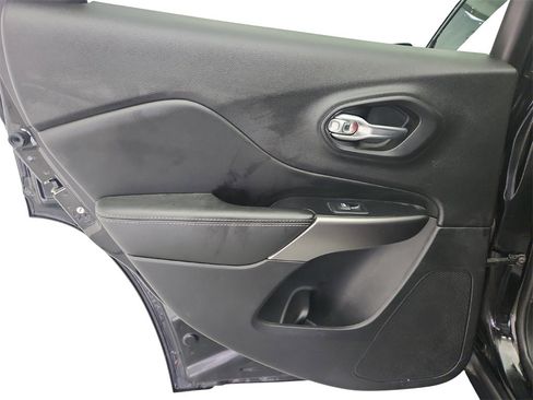 Used 2020 Jeep Cherokee Limited image 21