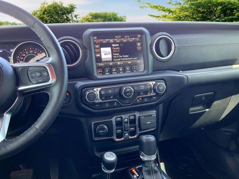 Used 2019 Jeep Wrangler Unlimited Sahara image 9