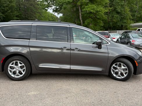 Used 2017 Chrysler Pacifica Touring-L w/ Tire & Wheel Group FWD image 7