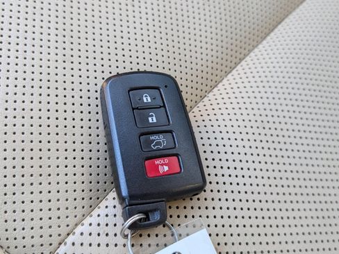 Used 2017 Toyota Highlander Limited Platinum image 19