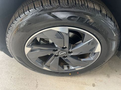 Used 2025 Nissan Rogue SV image 31