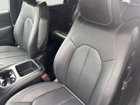 Used 2025 Chrysler Pacifica Select FWD image 15