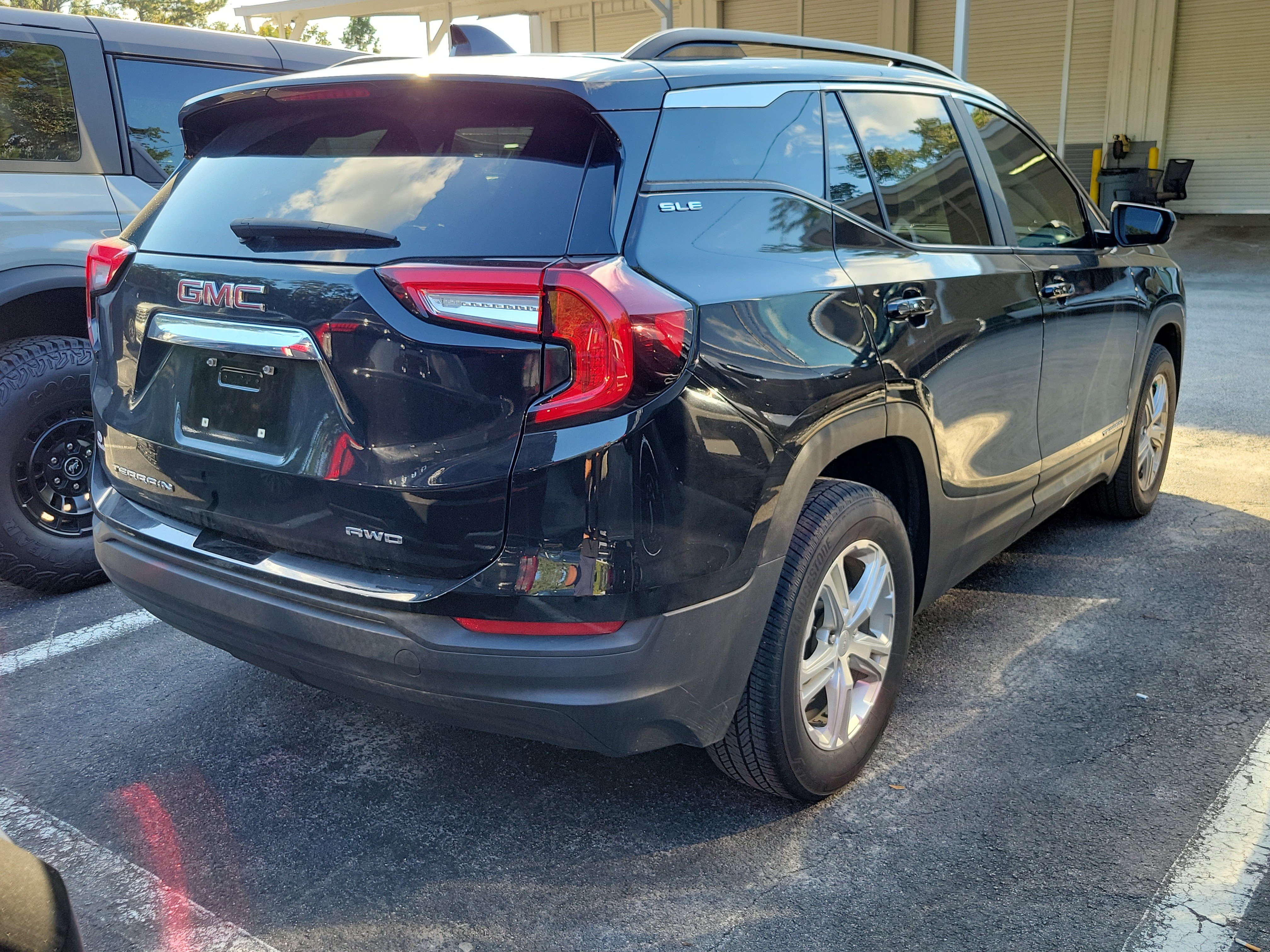 Used 2024 GMC Terrain SLE w/ Driver Convenience Package AWD/4WD image 2