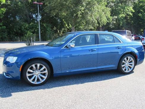 Used 2021 Chrysler 300 Touring w/ Chrome Appearance Package RWD image 4