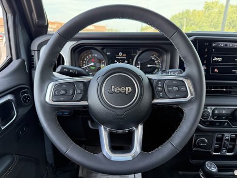 Used 2025 Jeep Wrangler Unlimited Sahara AWD/4WD image 19