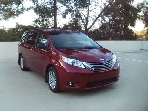 Used 2017 Toyota Sienna XLE w/ XLE Navigation Package FWD image 5