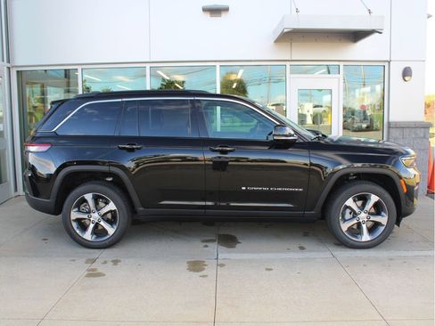 New 2025 Jeep Grand Cherokee Limited w/ Luxury Tech Group II image 3