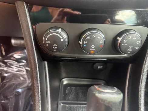 Used 2013 Chrysler 200 Touring FWD image 26