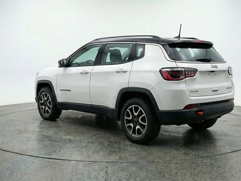 Used 2025 Jeep Compass Trailhawk image 6