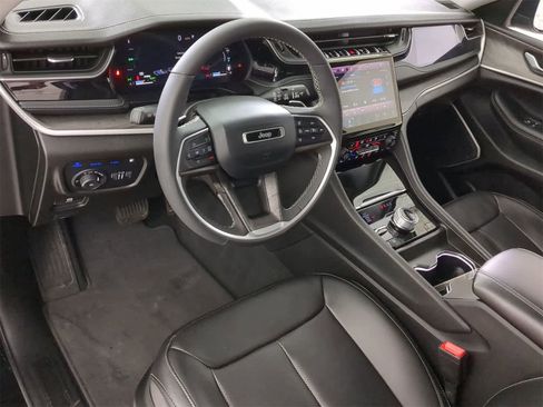 Used 2023 Jeep Grand Cherokee w/ Luxury Tech Group II image 2