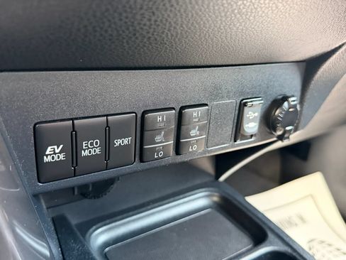 Used 2018 Toyota RAV4 SE AWD/4WD image 27
