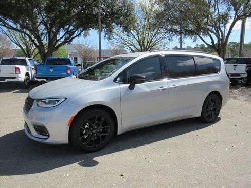 New 2026 Chrysler Pacifica Select w/ S Appearance Package image 4