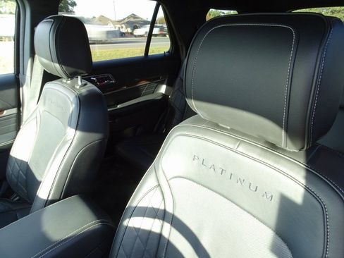 Used 2018 Ford Explorer Platinum image 21
