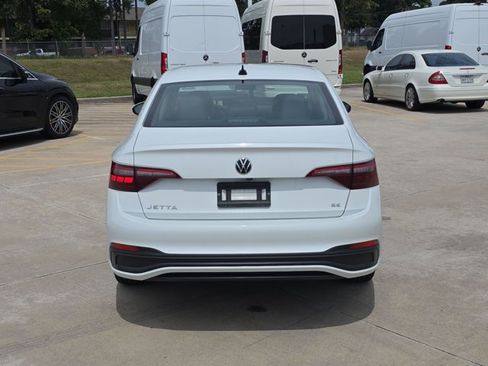 Used 2024 Volkswagen Jetta SE FWD image 6