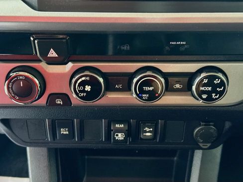 Used 2018 Toyota Tacoma SR5 AWD/4WD image 18