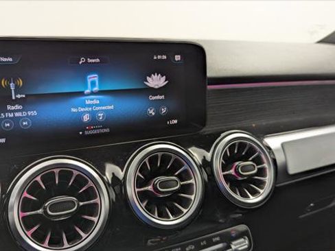 Used 2023 Mercedes-Benz GLB 250 4MATIC w/ Premium Package image 28