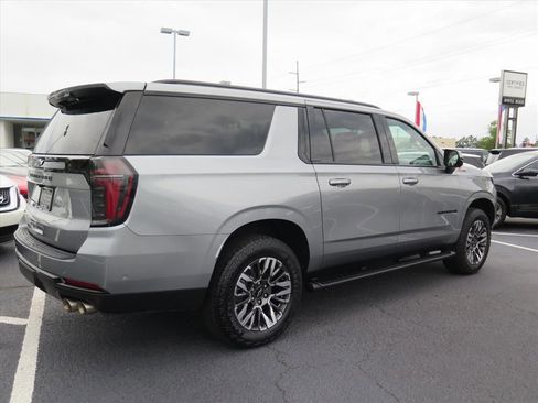 Used 2025 Chevrolet Suburban Z71 AWD/4WD image 3